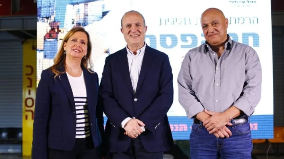 מימין: אלי בר יוסף, ד״ר יחיאל לסרי ואורנה הוזמן בכור בטקס חגיגי לרגל חג הפסח