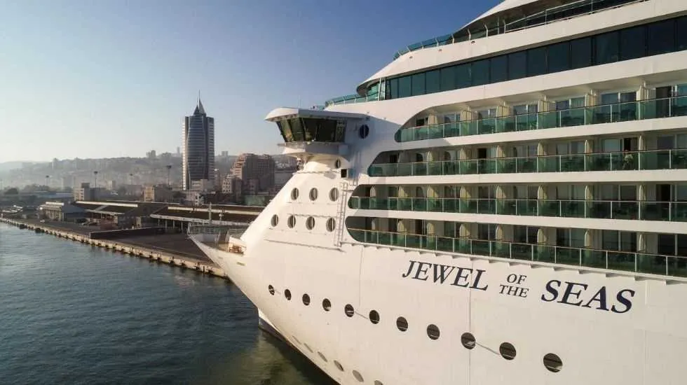 האנייה Jewel of the Seas בכניסה לנמל חיפה