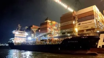 אניית CMA CGM מתדלקת בנמל פורט סעיד מערב