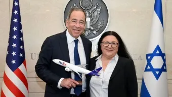 מימין: מרים צור, מנכ״לית FedEx אקספרס ישראל ותומאס ניידס, שגריר ארה״ב בישראל. צילום: David Azagury, U.S. Embassy Jerusalem