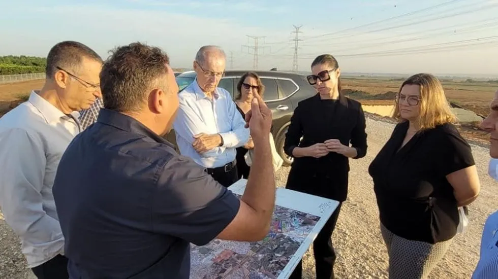 שרת התחבורה מרב מיכאלי ומנכ״לית משרדה מיכל פרנק בסיור שטח