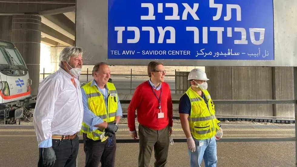 מנכ״ל הרכבת, מיכה מייקסנר (שני משמאל), מקבל את פני הרכבת המהירה 