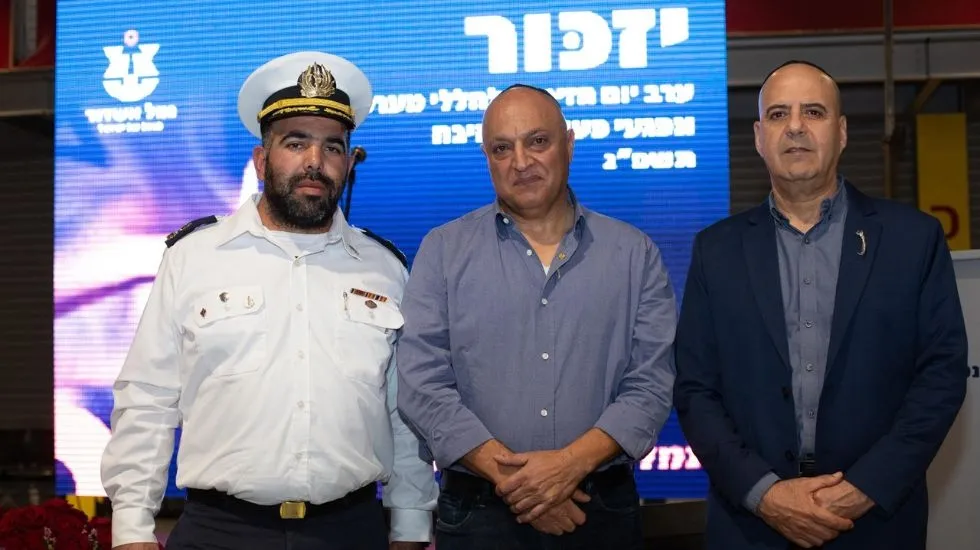 מימין: שלמה בניזרי, יו״ר יד לבנים אשדוד, אלי בר יוסף וסא״ל דודי מלכי, סגן מפקד בסיס חיל הים באשדוד