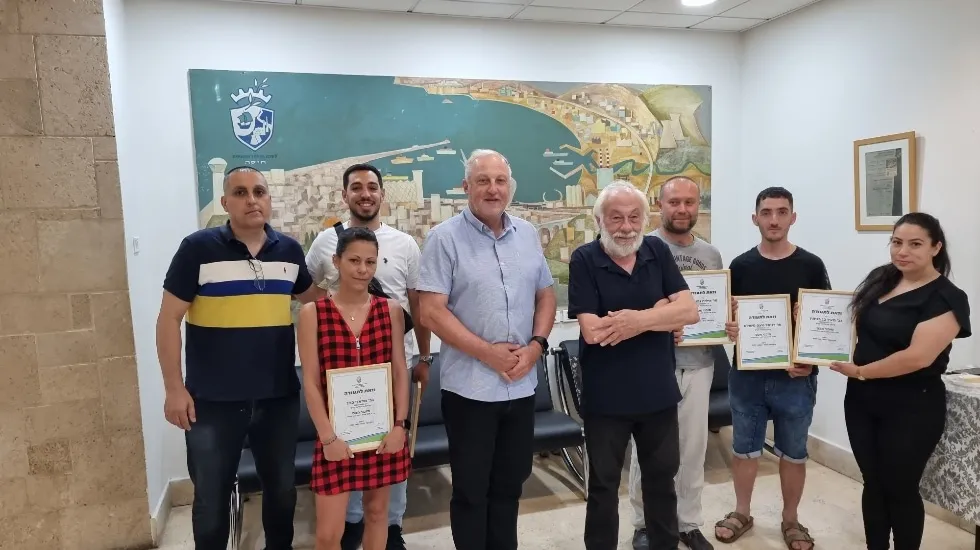 במרכז ברי פינטוב ורו"ח שמוליק וטנשטיין עם מסיימי הקורס