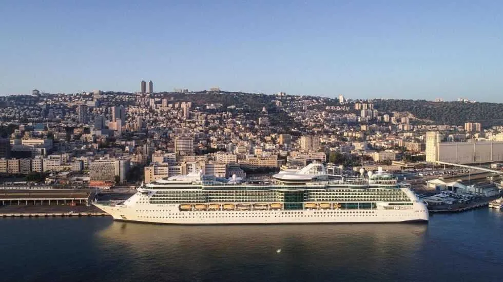 האנייה Jewel of the Seas בכניסה לנמל חיפה. נופים מפעימים