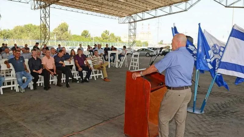 מנדי זלצמן נושא דברים במהלך הטקס