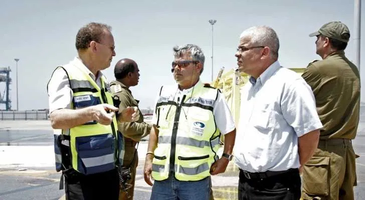 שוקי סגיס וצוות הנמל במהלך התרגיל