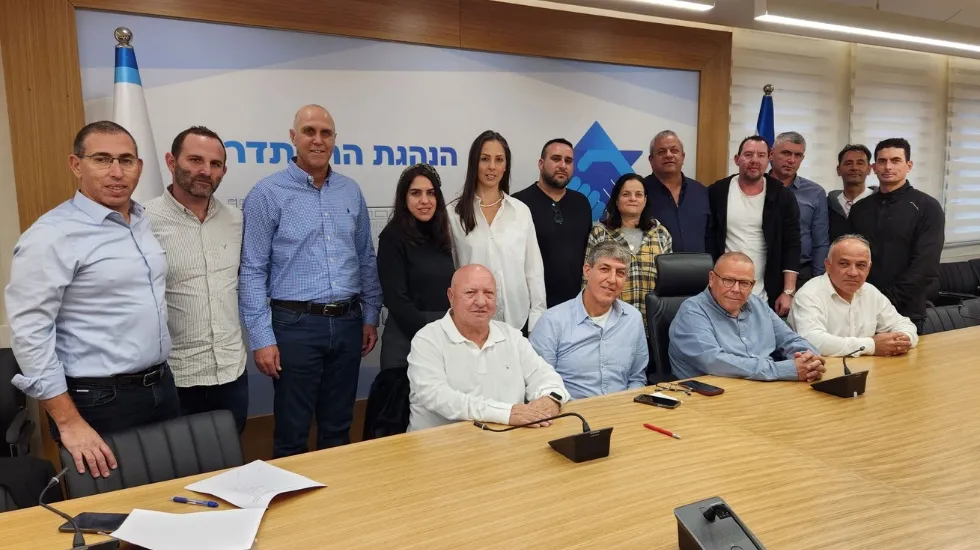 מעמד חתימת ההסכם בין ההסתדרות, הנהלת אוברסיז קומרס וועד העובדים