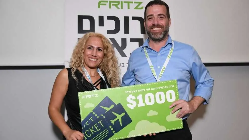 חן גולדנר מעניק את הפרס לאפרת אשכנזי