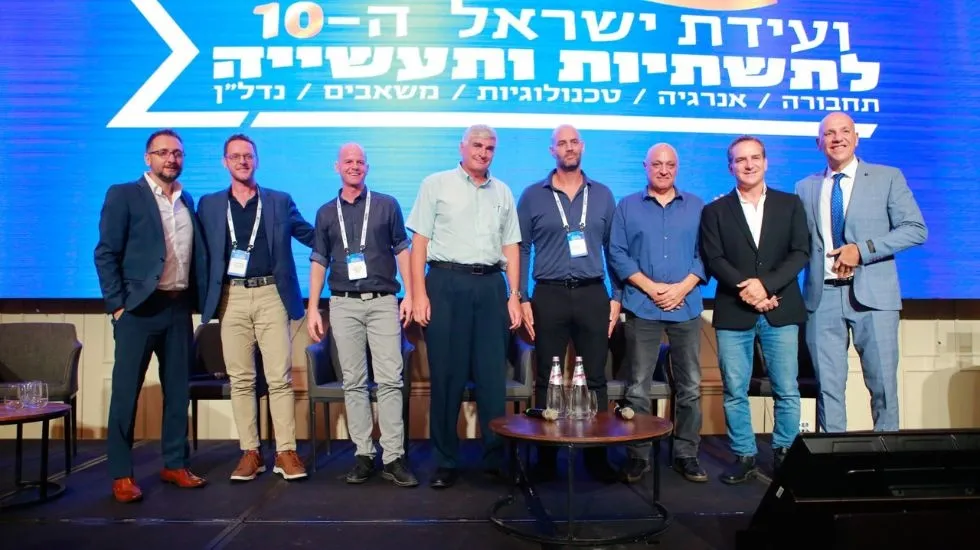 אלי בר יוסף, מנכ״לֹ בפועל נמל אשדוד, בחברת משתתפי הפאנל. מקבלים את התחרות בברכה