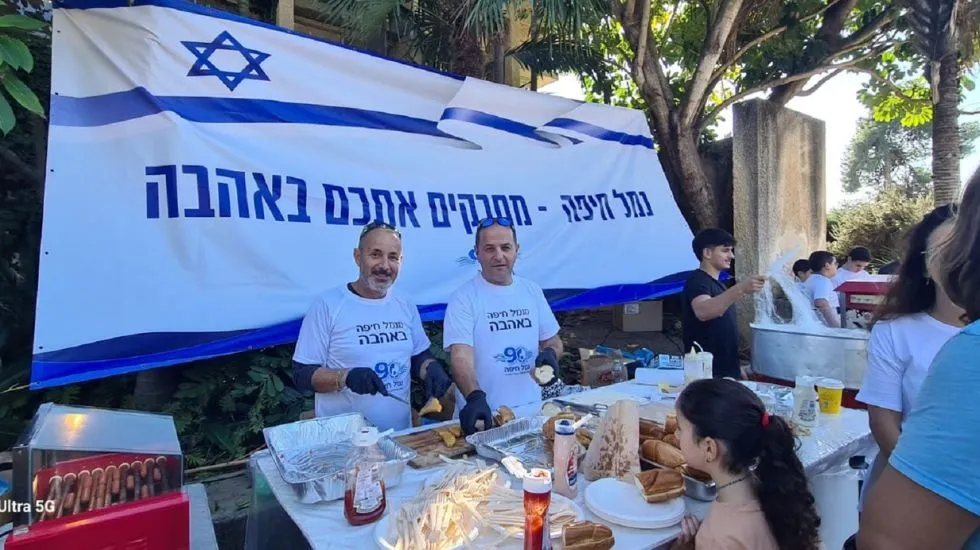 עובדי נמל חיפה מתנדבים בהפנינג לילדים מפונים במהלך חנוכה 