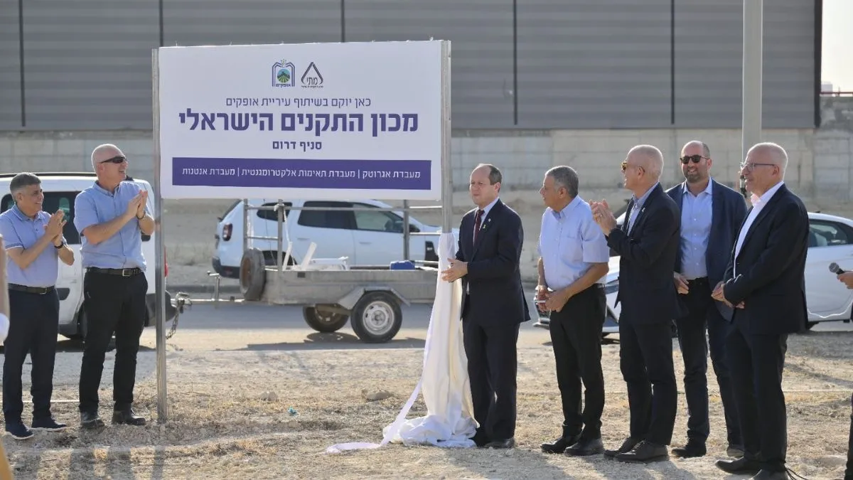 מימין: אמיר שני, אייל חיימובסקי, אמנון מרחב, שלום דנינו, ניר ברקת, ד״ר גלעד גולוב, איציק דנינו. צילום: שלומי זנאתי