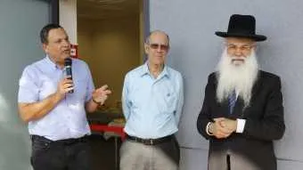 מימין: הרב שלמה פרץ, השופט בדימוס סטיב אדלר ומנכ"ל חברת נמל אשדוד