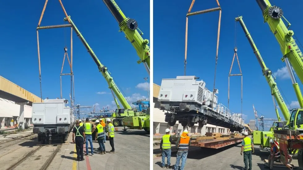 הקרון מונף ומונח בהצלחה על מסילת פסי הרכבת בנמל אשדוד