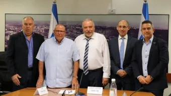 בר דוד עם בכירי האוצר ועם יו״ר ארגון המעסיקים, רון תומר. תמונת ארכיון